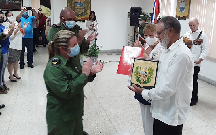 Ernestina Trimiño y Mario Gutiérrez reciben el Escudo de Armas otorgado al Quinteto Criollo. Ernestina Trimiño y Mario Gutiérrez reciben el Escudo de Armas otorgado al Quinteto Criollo.