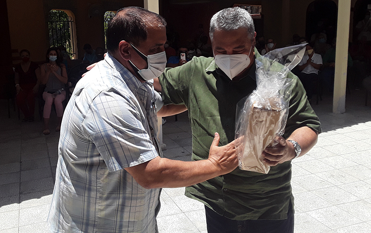 Ulises Guilarte de Nacimiento fue reconocido con una estuatilla del Comandante Ernesto Che Guevara, entregada por Jorge Luis Santana Porto, gerente general de Artex en Villa Clara. (Foto: Francisnet Díaz Rondón) Ulises Guilarte de Nacimiento fue reconocido con una estuatilla del Comandante Ernesto Che Guevara, entregada por Jorge Luis Santana Porto, gerente general de Artex en Villa Clara. (Foto: Francisnet Díaz Rondón)