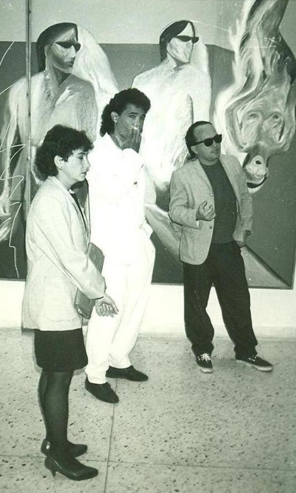 Los artistas de la plástica Consuelo Castañeda y Humberto Castro junto al curador José Luis Rodríguez de Armas (tercero a la derecha), en el Museo Provincial de Villa Clara, 1987. (Foto: Archivo de Danilo Vega Cabrera) Los artistas de la plástica Consuelo Castañeda y Humberto Castro junto al curador José Luis Rodríguez de Armas (tercero a la derecha), en el Museo Provincial de Villa Clara, 1987. (Foto: Archivo de Danilo Vega Cabrera)
