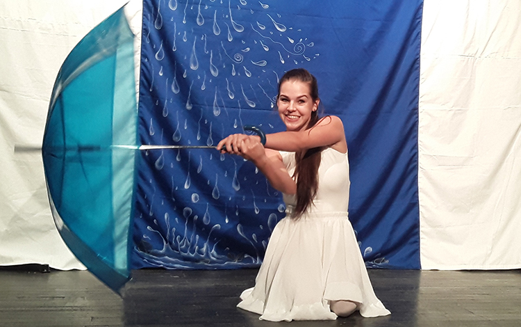 La sombrilla, eje de la obra Romanza de la lluvia.