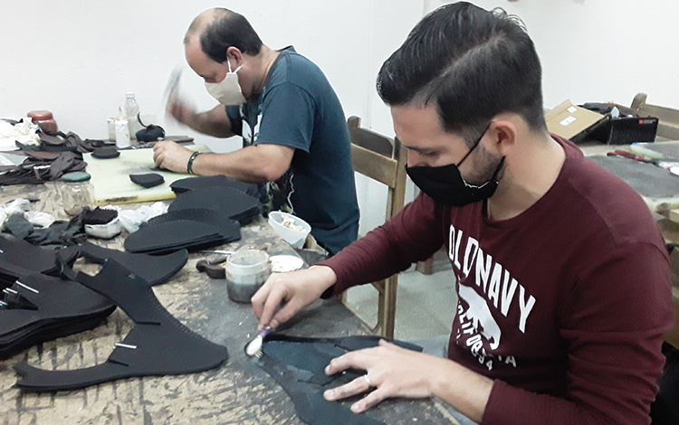 Trabajadores del taller de confección de calzado del artesano Yuniesky González, de Camajuaní. Trabajadores del taller de confección de calzado del artesano Yuniesky González, de Camajuaní.