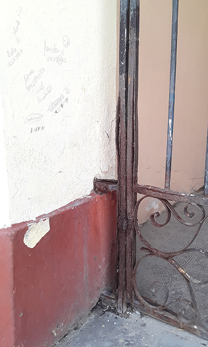 Daños provocados por las indisciplinas en áreas exteriores del teatro La Caridad, de Santa Clara. Daños provocados por las indisciplinas en áreas exteriores del teatro La Caridad, de Santa Clara.