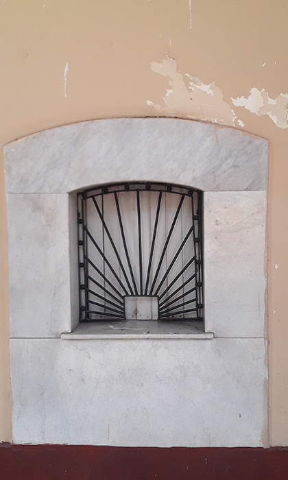 Ventanilla del teatro La Caridad, de Santa Clara. Ventanilla del teatro La Caridad, de Santa Clara.