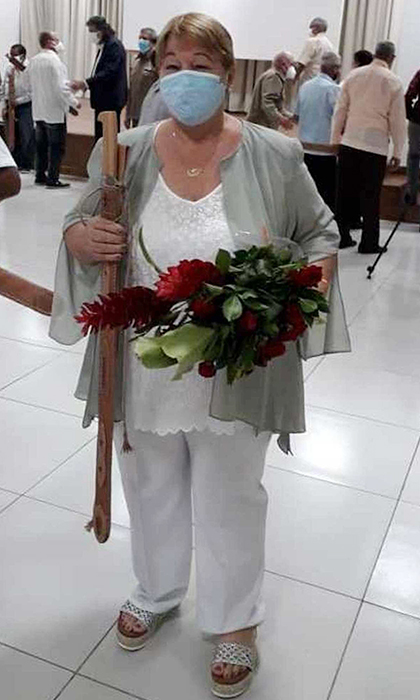 Ernestina Trimiño, cantante villaclareña, recibe la Réplica del Machete Mambí del Generalísimo Máximo Gómez. Ernestina Trimiño, cantante villaclareña, recibe la Réplica del Machete Mambí del Generalísimo Máximo Gómez.