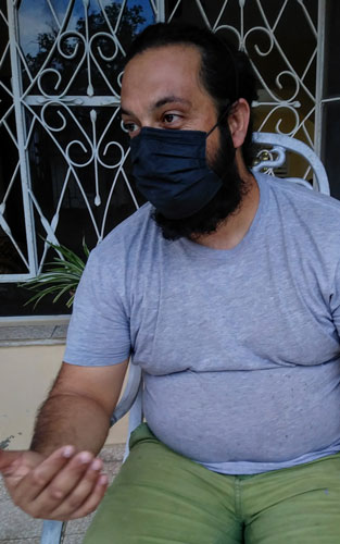 Carlos Manuel Loriga Gil se formó como Instructor de arte y hoy alterna su creación artística con las labores de restauración y ambientación en el Fondo de Bienes Culturales. (Foto: Gabriela López Gil) Carlos Manuel Loriga Gil se formó como Instructor de arte y hoy alterna su creación artística con las labores de restauración y ambientación en el Fondo de Bienes Culturales. (Foto: Gabriela López Gil)