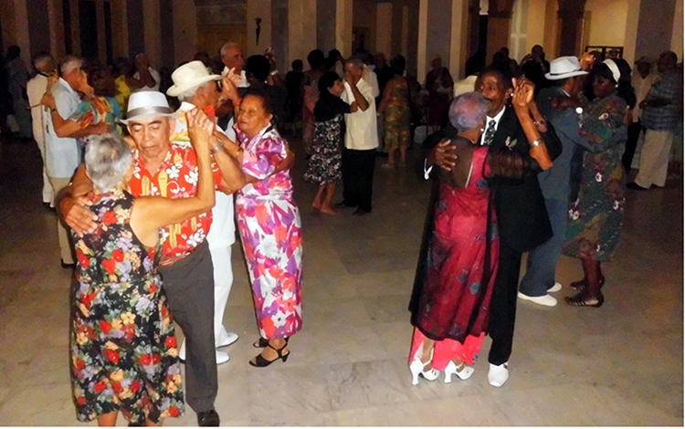 Los llamados clubes de danzón en provincias y municipios, y algunas orquestas típicas dedicadas a mantener vivas las viejas partituras, se encargaron de no dejar morir del todo el ritmo. (Foto: Archivo/Francisnet Díaz Rondón) Los llamados clubes de danzón en provincias y municipios, y algunas orquestas típicas dedicadas a mantener vivas las viejas partituras, se encargaron de no dejar morir del todo el ritmo. (Foto: Archivo/Francisnet Díaz Rondón)