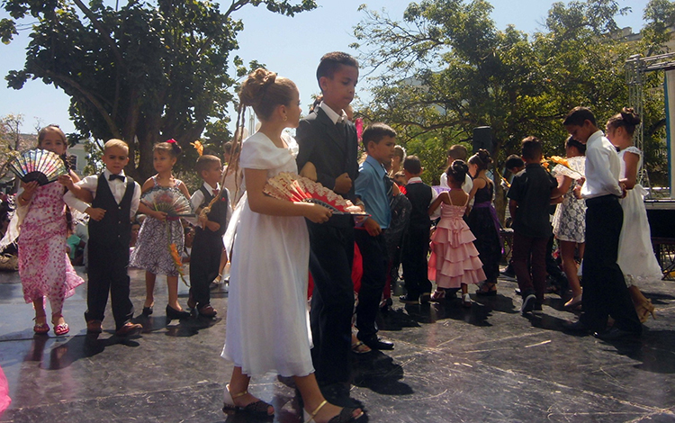 Inculcar a las nuevas generaciones el amor por el danzón resulta fundamental para mantener vivo al Baile Nacional de Cuba. (Foto: Archivo/Francisnet Díaz Rondón) Inculcar a las nuevas generaciones el amor por el danzón resulta fundamental para mantener vivo al Baile Nacional de Cuba. (Foto: Archivo/Francisnet Díaz Rondón)