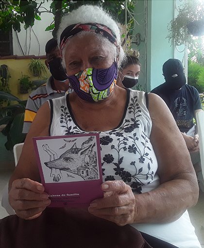 Anciana santaclareña asiste al vacunatorio a recibir la vacuna cubana Abdala contra la COVID-19. Anciana santaclareña asiste al vacunatorio a recibir la vacuna cubana Abdala contra la COVID-19.