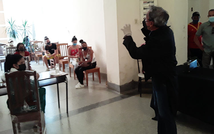 Compañía teatral Mejunje ofrece su arte en un vacunatorio de Santa Clara. Compañía teatral Mejunje ofrece su arte en un vacunatorio de Santa Clara.
