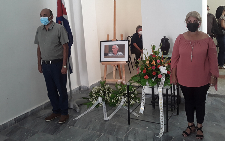 Alberto López Dí­az, gobernador de Villa Clara, rindió homenaje al reconocido maestro de la radio villaclareña y cubana. (Foto: Francisnet Dí­az Rondón)
