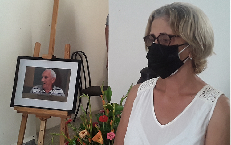 Marí­a Teresa Valdés, esposa de Franklin Reinoso, rindió homenaje a su compañero de toda la vida, al gran amor que siempre estará presente en el corazón y el alma. (Foto: Francisnet Dí­az Rondón)