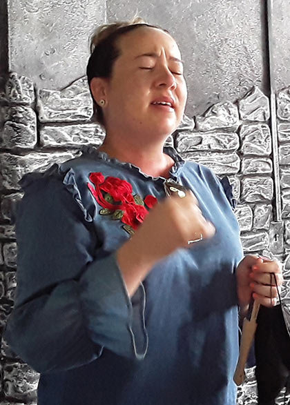 Cantante Wendy Domínguez, en el homenaje al desaparecido gerente del Cubo de Luz. Cantante Wendy Domínguez, en el homenaje al desaparecido gerente del Cubo de Luz.