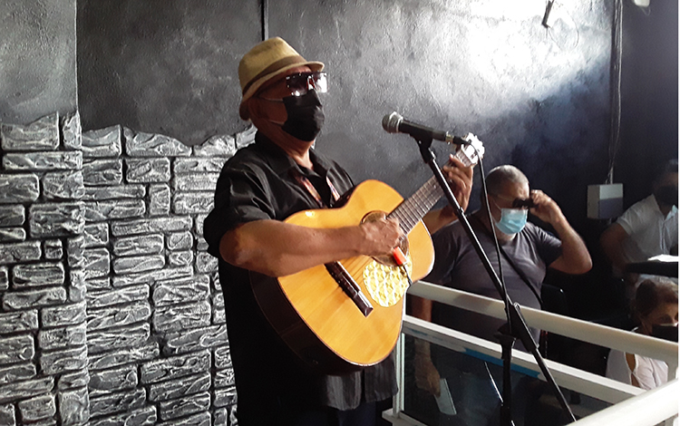 Trovador Rogelio Rosales, en el homenaje al desaparecido gerente del Cubo de Luz. Trovador Rogelio Rosales, en el homenaje al desaparecido gerente del Cubo de Luz.