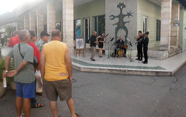 Presentación de la agrupación instrumental Raptus Ensemble en el Boulevard de Santa Clara. Presentación de la agrupación instrumental Raptus Ensemble en el Boulevard de Santa Clara.
