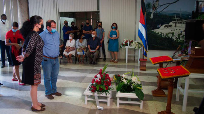 Fernando González Llort, presidente del ICAP, rinde homenaje a la periodista Marta Rojas.