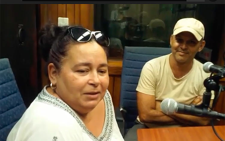 Yamira Dí­az durante una entrevista en el programa A buena hora, de Radio Taí­no.