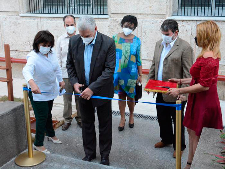 Presidente de Cuba, Miguel Díaz-Canel Bermúdez, inaugura el Teatro Hart, en la Biblioteca Nacional José Martí.