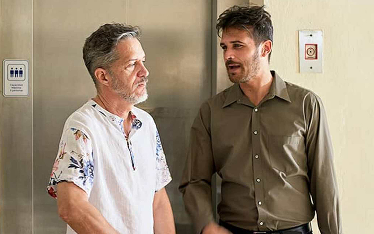 Actores Fernando Hechavarrí­a y Gabriel Wood en una escena de la telenovela Tú.