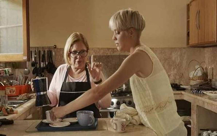 Las actrices Isabel Santos y Alicia Hechavarrí­a en una de las escenas de Tú.