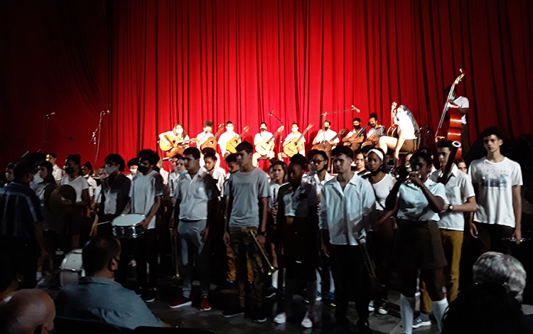 Alumnos de Música interpretan el Himno Nacional.
