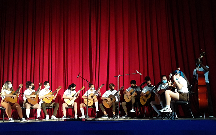 Orquesta de guitarras de los alumnos de Música de Villa Clara.