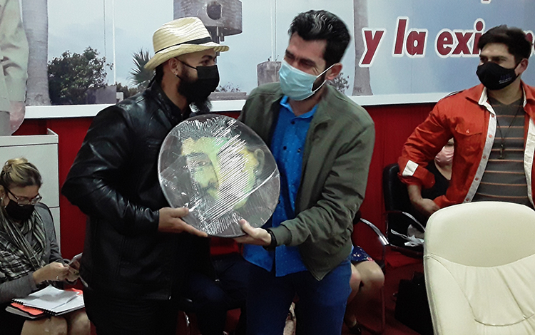 Reconocimiento al artista de la plástica José Leonardo Montiel.