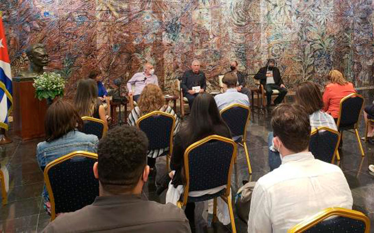  Presidente de Cuba sostiene encuentro con participantes en Coloquio Patria Foto: Estudios Revolución 