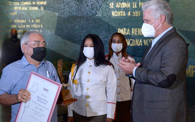  El Primer Secretario del Partido, Miguel Díaz-Canel Bermúdez, entregó el Premio Nacional de Periodismo José Martí a Roberto Pérez Betancourt. Foto: Ricardo López Hevia 