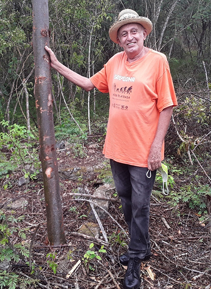 El activista y promotor cultural Rmón Silverio en el lugar donde nació.
