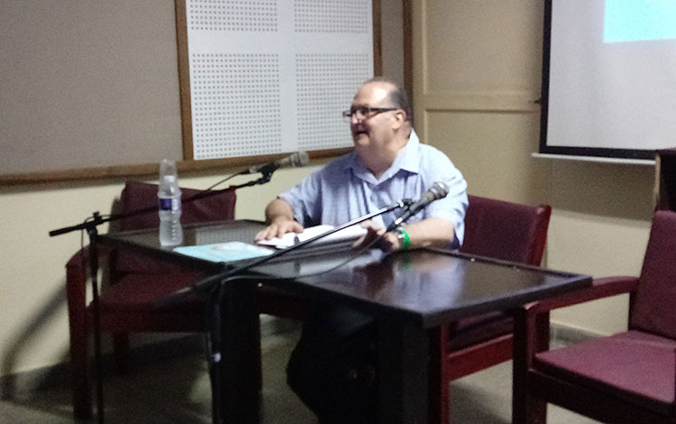 El Dr. Roberto Méndez Martínez dicta la conferencia sobre el escritor cubano José Lezama Lima.