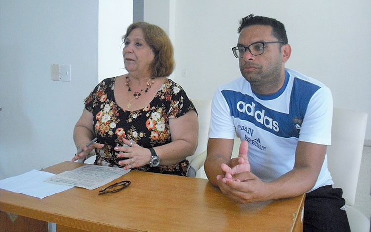 Irina Gutiérrez Pérez, al frente del Centro Provincial de Patrimonio Cultural, hizo énfasis en ese universo que abarca una veintena de museos y otros dos que radican fuera del organismo, mientras Andy Guerra Rodríguez, director del Museo Provincial. Irina Gutiérrez Pérez, al frente del Centro Provincial de Patrimonio Cultural, hizo énfasis en ese universo que abarca una veintena de museos y otros dos que radican fuera del organismo, mientras Andy Guerra Rodríguez, director del Museo Provincial.