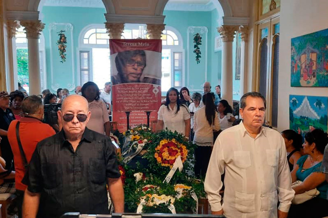 Honras fúnebres a la poetisa Teresa Melo.