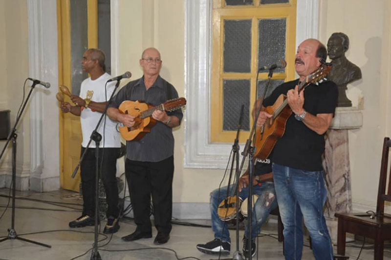 Juan Campos y su grupo.