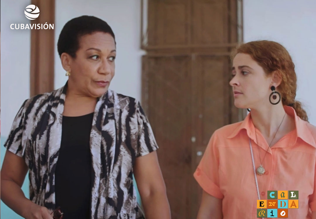 Amalia y la directora de la escuela donde trabaja.