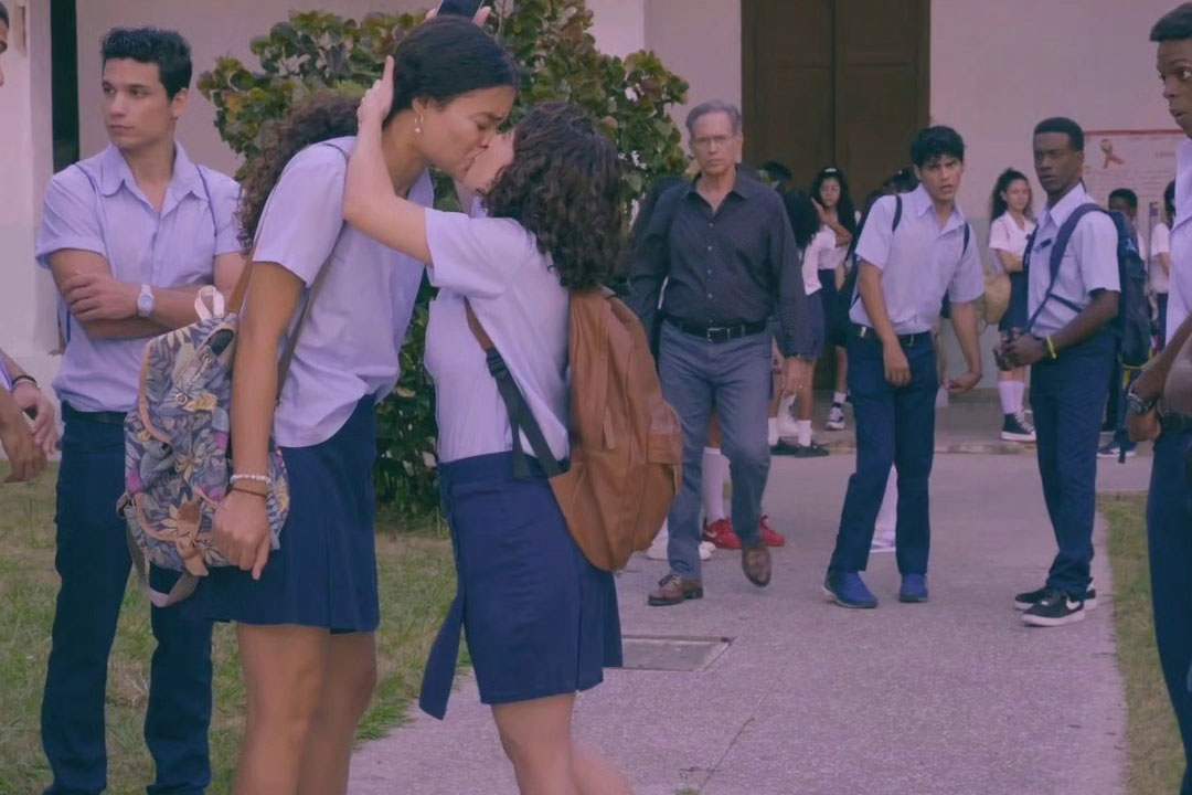 Beso de Natalia y Sofía.