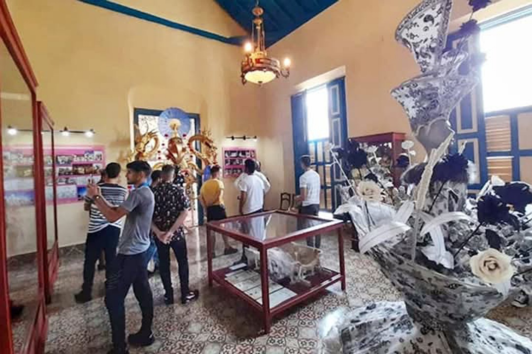 Visitantes en el Museo de las Parrandas.