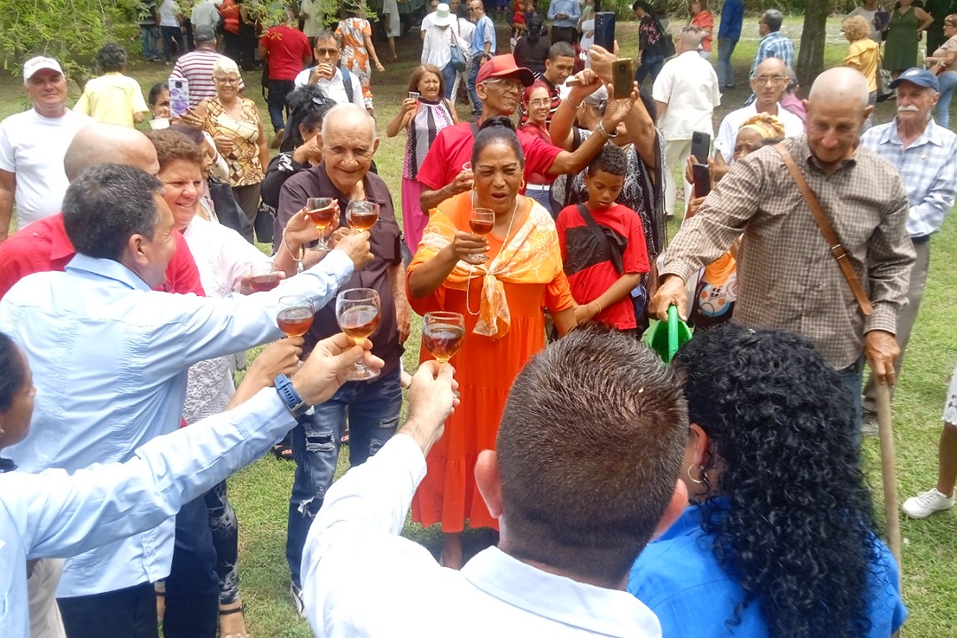 Brindis con vino de tamarindo por el aniversario 336 de Santa Clara.