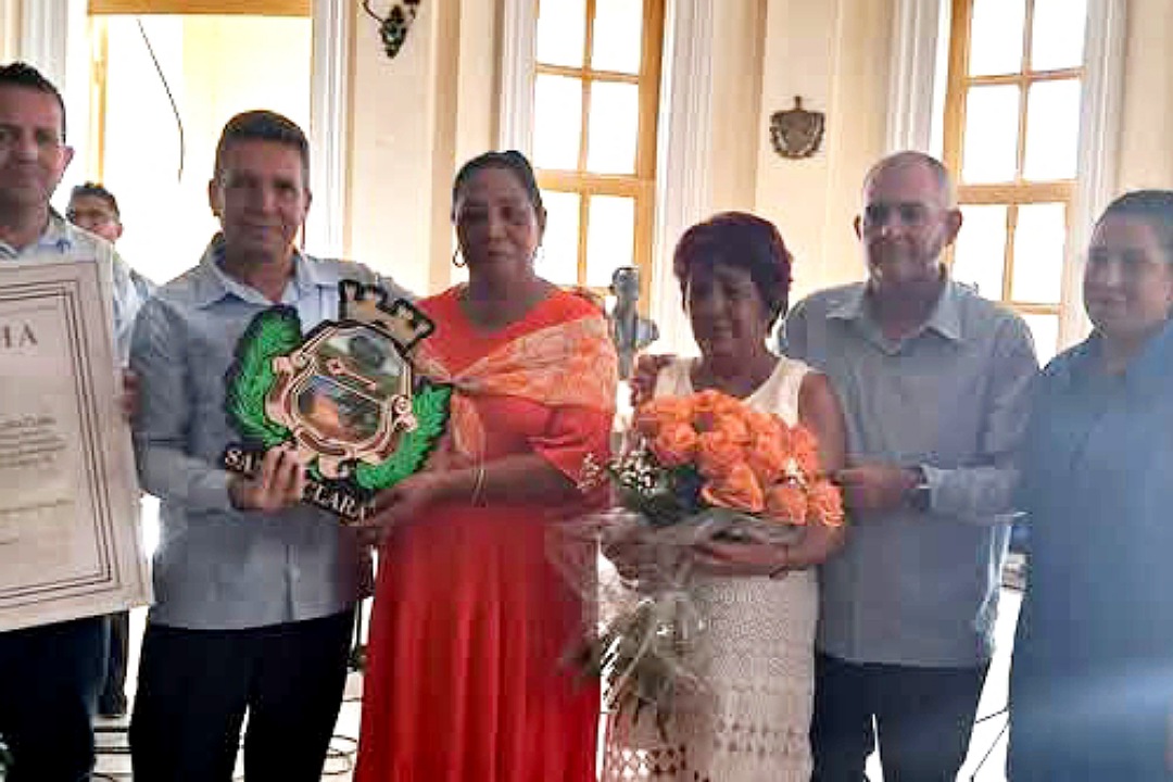 Entrega del Escudo de la Ciudad a la Dirección Municipal de Cultura de Santa Clara.