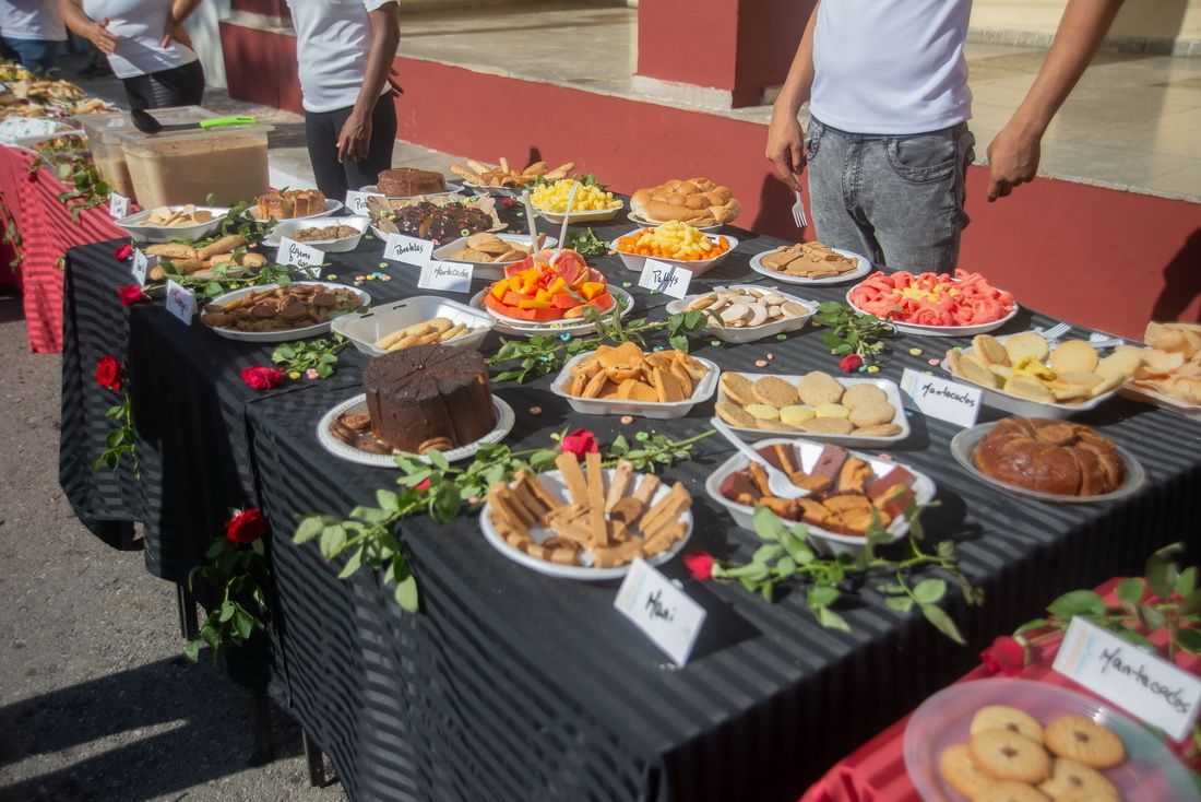 Exposición de platos de la tradición culinaria santaclareña.