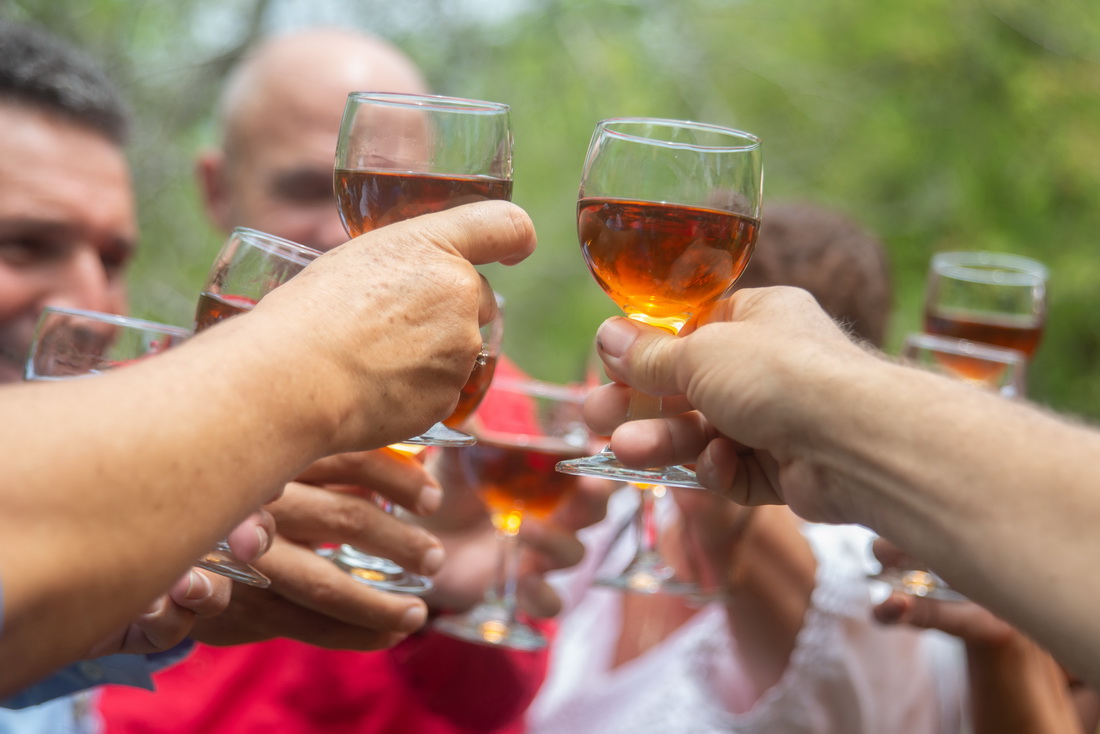 Brindis con vino de tamarindo.