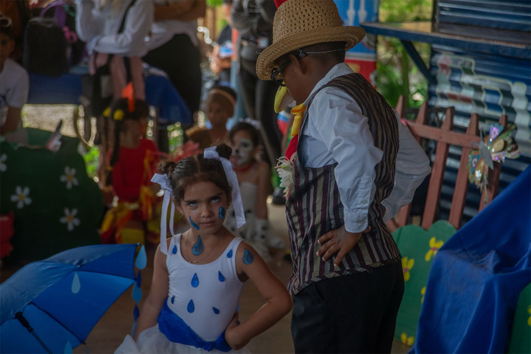 Niños actúan como parte del proyecto Con autismo sembrando amor.