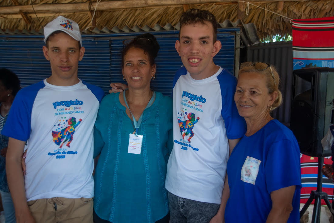 Mislenis y su hijo Orlandito en actividad del proyecto Con autismo sembrando amor.