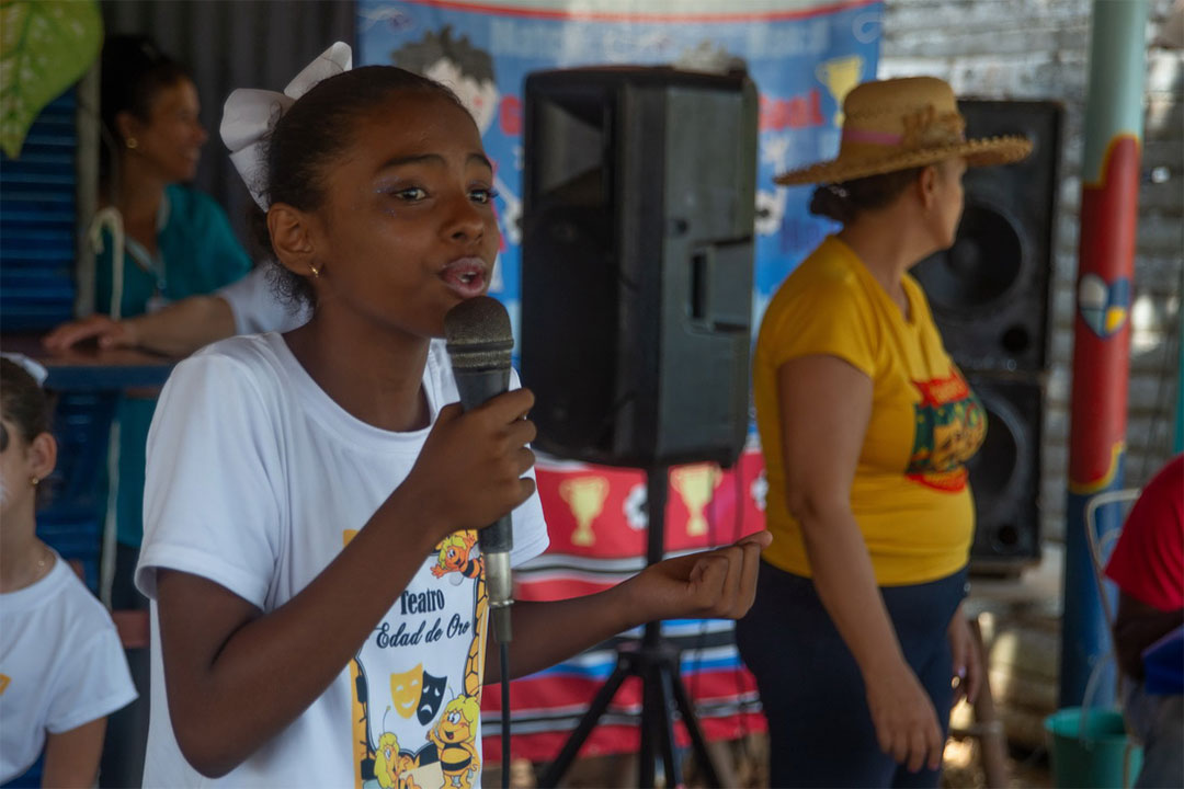 Niña cantando.