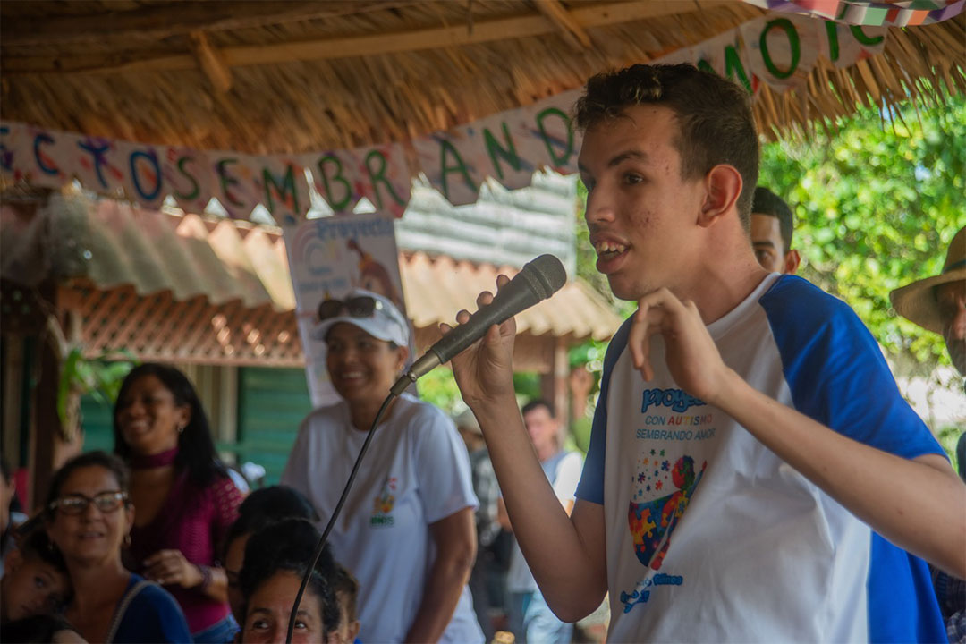 Niño canta en el proyecto Con autismo sembrando amor.