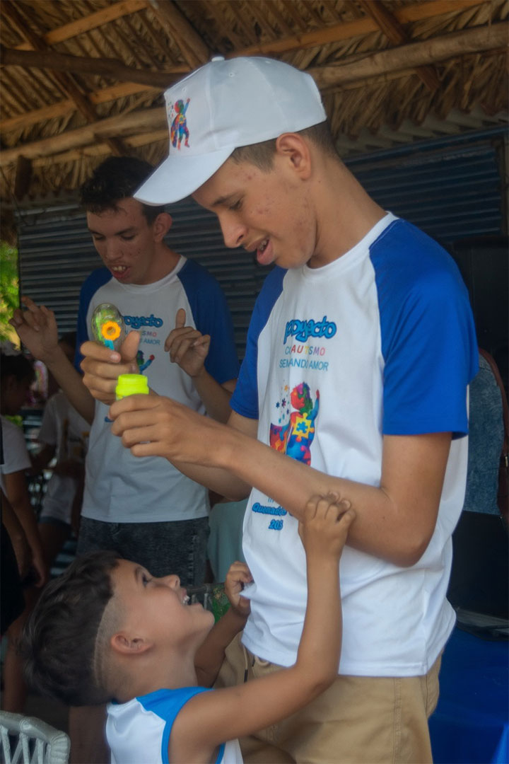 Orlandito, niño autista juegs con niño en Caguaguas.