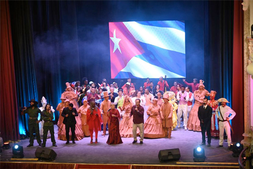 Artistas participantes en la gala por el 26 de Julio, en Ciego de Ávila.