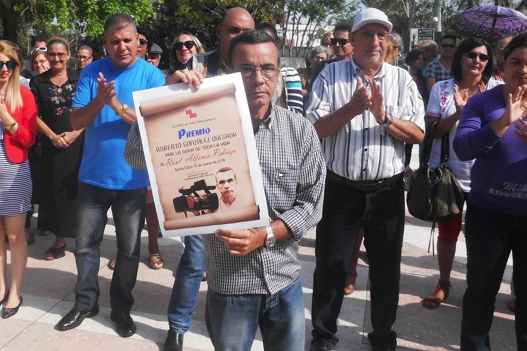 Raúl Alfonso Pedraza recibiendo el premio provincial por la obra de la vida que le otorgó la UPEC en Villa Clara.