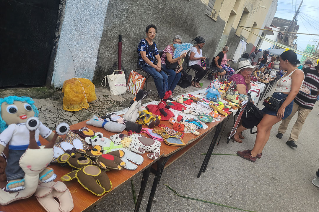 Artesanías en la Verbena de la calle Gloria, en Santa Clara.