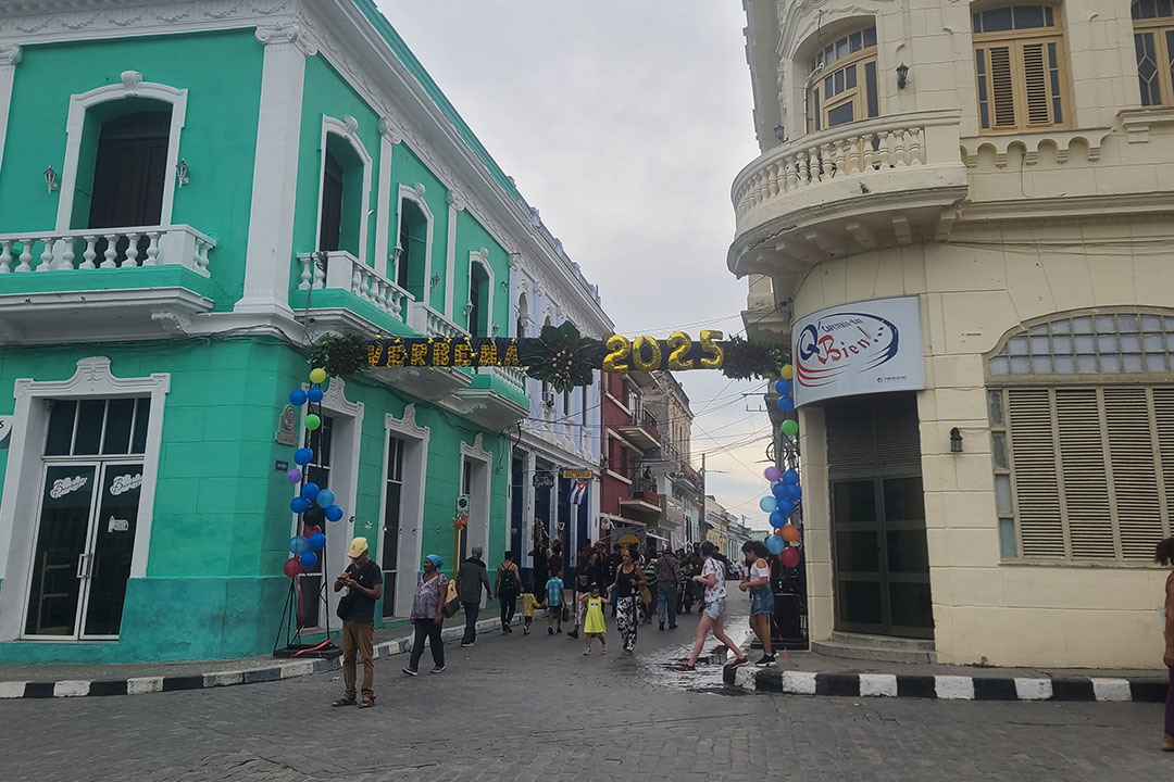 Entrada de la calle Gloria engalanada para la Verbena, el 12 de agosto de 2025.