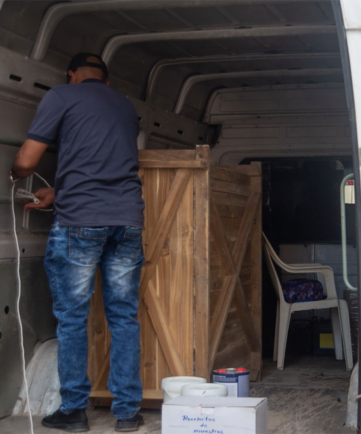 Cajas con las pinturas son colocadas en el carro para su transportación.